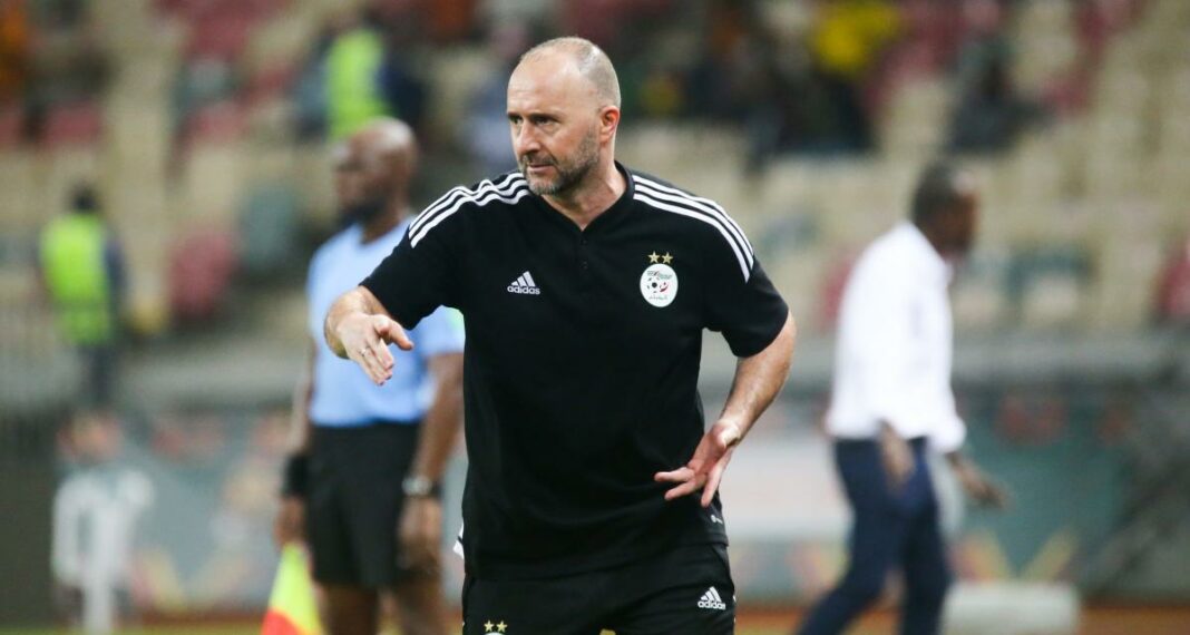 Djamel Belmadi lors d'un match de football Djamel Belmadi, entraîneur de l'Algérie, sur le terrain lors d'un match de football.