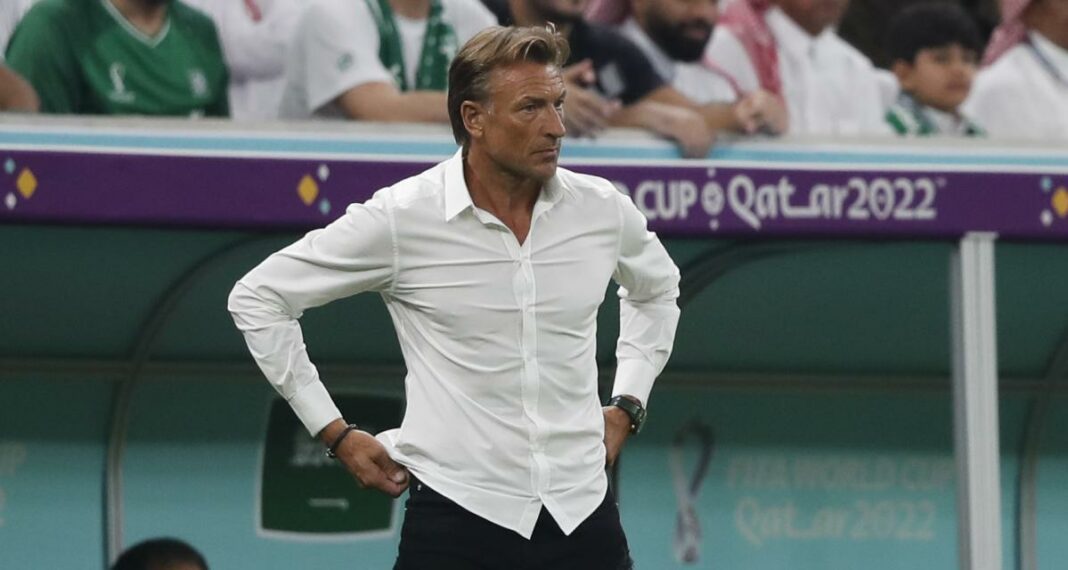 Equipe d’Algérie : Hervé Renard appelé au secours ! Hervé Renard, entraîneur de la Côte d'Ivoire, lors d'un match de la Coupe du Monde 2022.