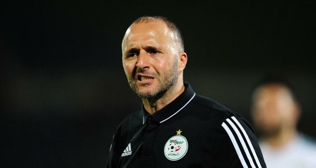 Djamel Belmadi sur le fil du rasoir : Démission en vue en cas de défaite contre la Mauritanie ? Djamel Belmadi, entraîneur de l'équipe nationale algérienne, sur le terrain.