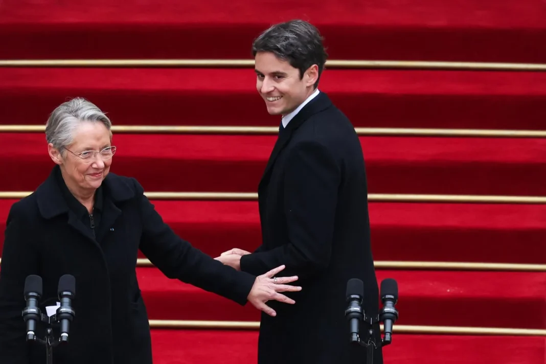 Gabriel Attal Nommé Premier Ministre en France : Un Choix Audacieux pour Redynamiser le Quinquennat Gabriel Attal et Élisabeth Borne lors d'une cérémonie officielle.