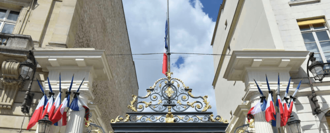 OQTF : Un centre de rétention administrative en vue à Dijon Porte d'entrée du centre de rétention avec drapeaux français.