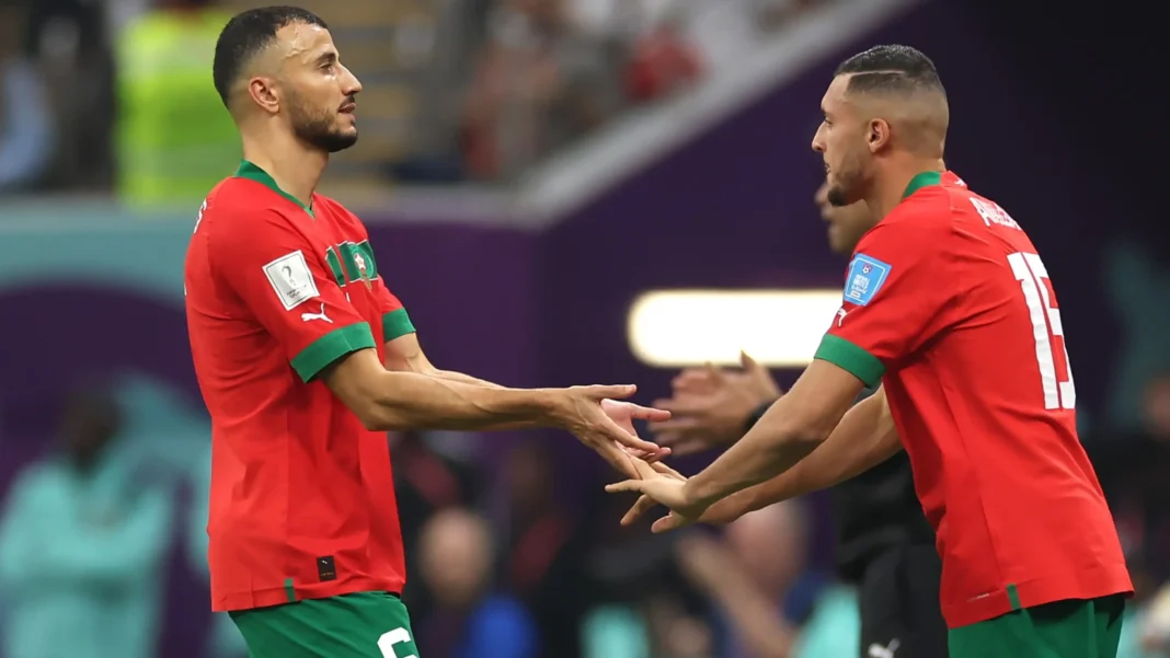 CAN 2023 : Le Maroc domine la Tanzanie pour son entrée triomphale Joueurs marocains se félicitant lors de la CAN 2023.