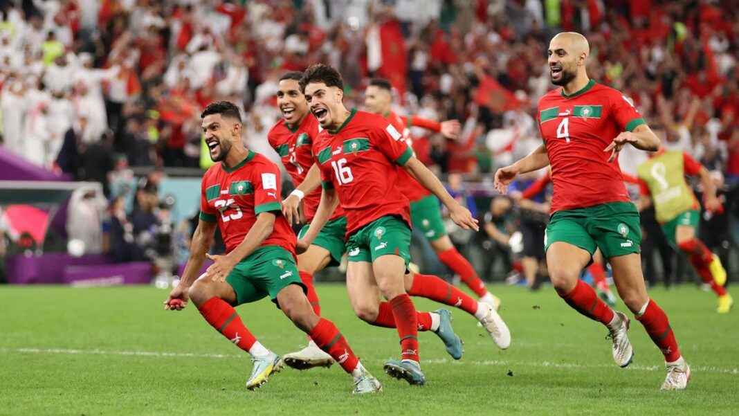 CAN 2024 : Les Lions de l’Atlas à la conquête du titre et des taquineries algériennes Les joueurs marocains célèbrent leur victoire lors de la CAN 2024.