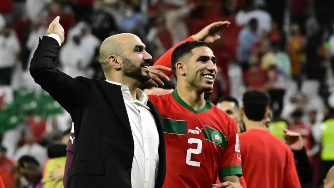 CAN 2024 : Le Maroc à la conquête du titre, Mais une malédiction persistante ? Joueur marocain et entraîneur célébrant la victoire en Coupe d'Afrique des Nations.