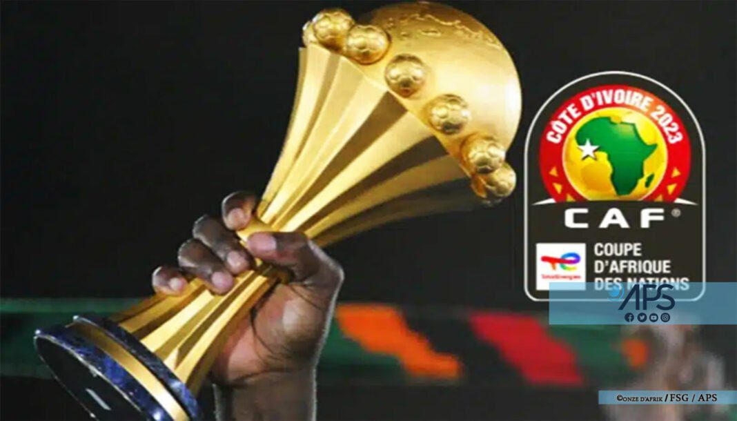 Main tenant le trophée de la CAN 2023 en Côte d'Ivoire.