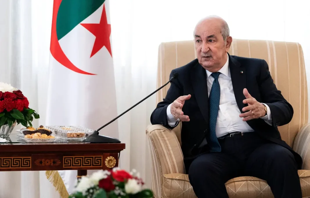 CAN 2023 : Tebboune annonce une très bonne nouvelle aux supporters nationaux Le président Tebboune lors d'une réunion officielle en Algérie.
