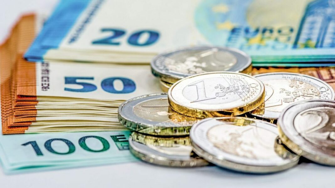 Billets et pièces de monnaie en euros Billets et pièces de monnaie en euros pour échange de devises.