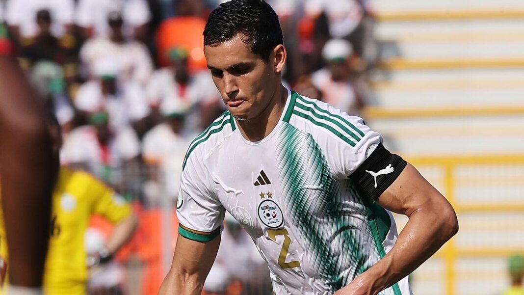Aissa Mandi en action lors de la CAN 2023, portant le maillot de l'Algérie.