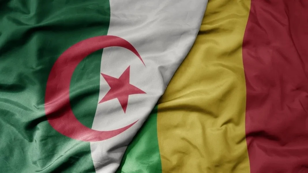 Drapeaux de l'Algérie et du Mali Drapeaux de l'Algérie et du Mali côte à côte, symbolisant la crise diplomatique.