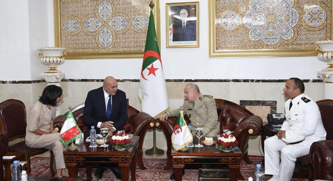 Renforcement de la coopération militaire entre l’Algérie et l’Italie : Les détails de la rencontre au sommet Rencontre entre responsables militaires et diplomatiques en Algérie.