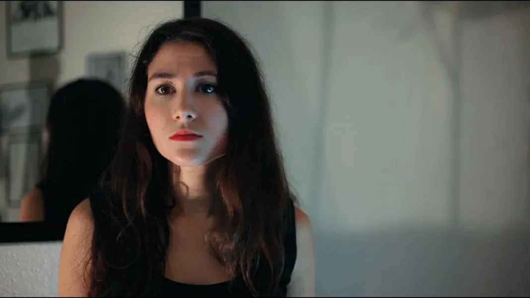 Prix du meilleur roman en France : une algérienne à l’honneur Femme avec maquillage artistique et expression sérieuse.