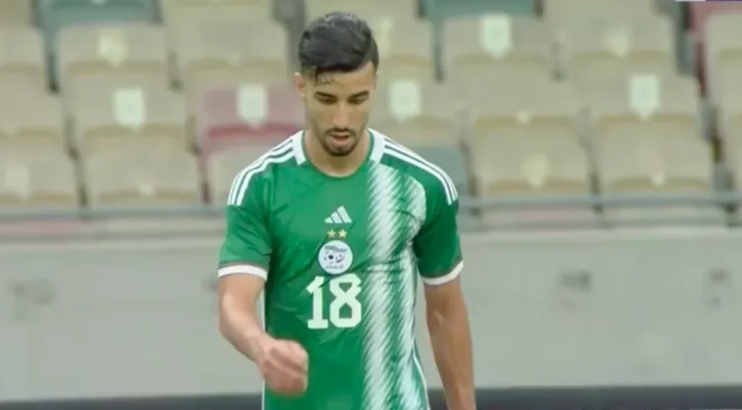 Mohammed Amoura en action lors de la CAN 2023, portant le maillot vert de l'équipe nationale.