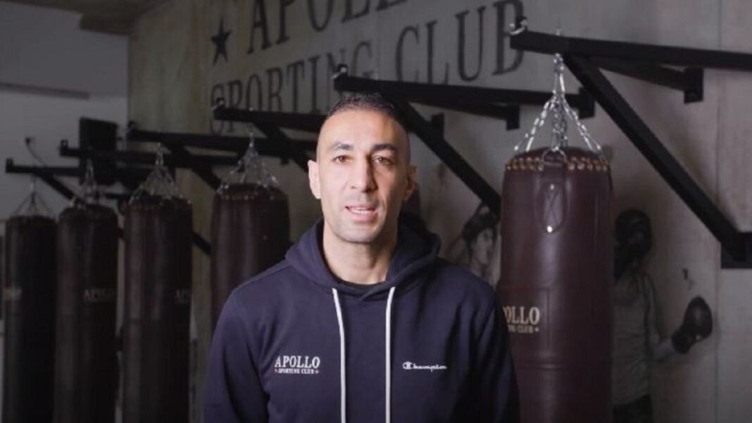 Amri Madani, Le « Zizou de la Boxe », Brille à Koh-Lanta 2024 : Un Champion Déterminé Amri Madani, le boxeur, à Koh-Lanta 2024, en tenue décontractée dans une salle de sport.