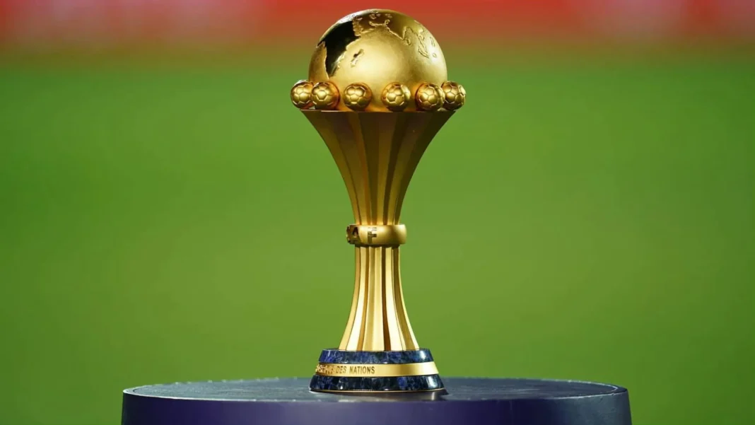CAN 2023 : 7 millions de dollar pour le gagnant Trophée de la CAN 2023 en or sur fond vert.