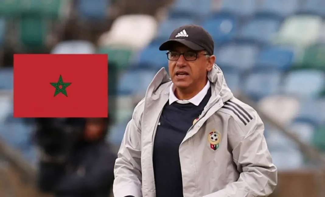 CAN 2023 : « Les Marocains choisissent même leurs arbitres »,Adel Amrouche Adel Amrouche, entraîneur, avec drapeau marocain en arrière-plan.