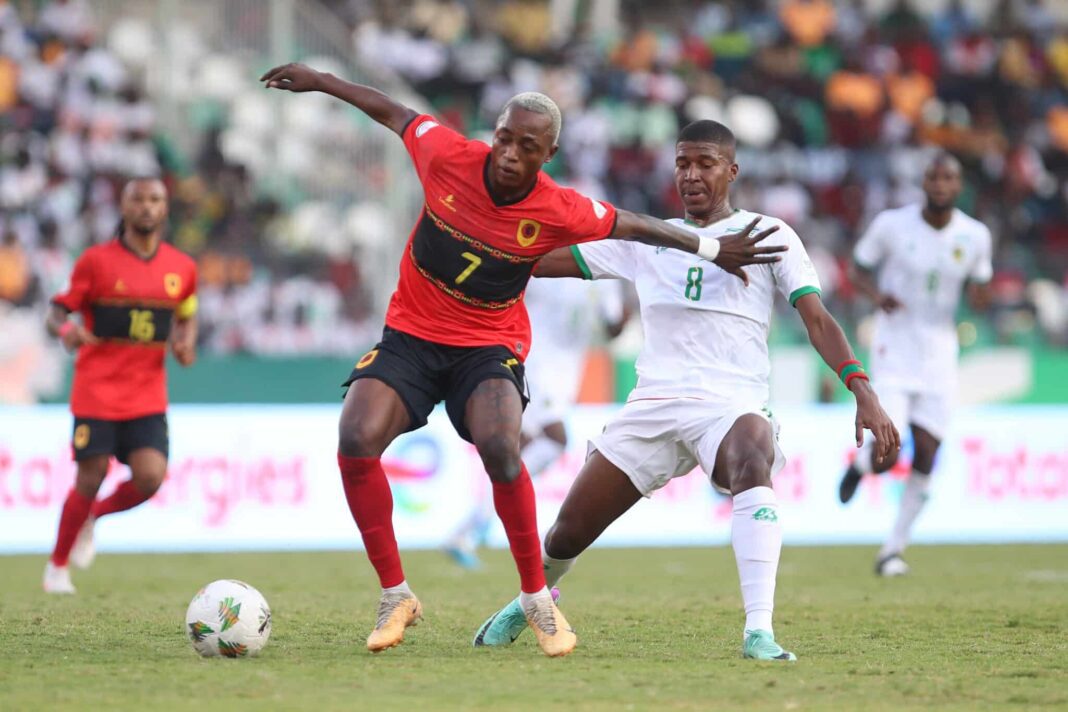 CAN 2023: L’Égypte et l’Algérie peuvent pousser un ouf de soulagement Joueur angolais en action contre un adversaire mauritanien lors d'un match de CAN 2023.