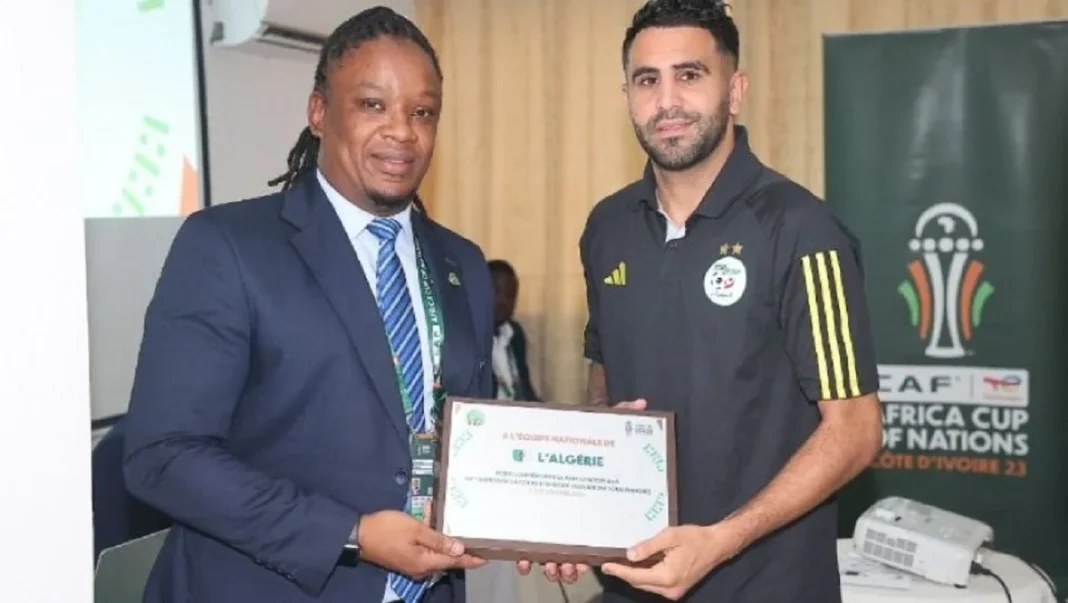 CAN 2023 : La CAF honore l’Algérie pour sa participation Représentants de l'Algérie recevant un prix lors de la cérémonie de la CAN 2023.