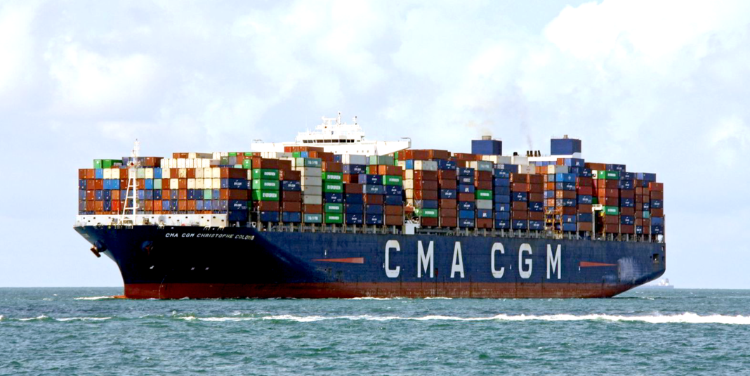 Conteneur maritime CMA CGM en mer Cargo CMA CGM en mer, port maritime, commerce international.