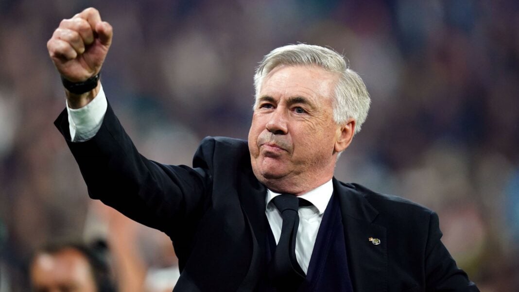 Real Madrid : La folle nouvelle pour Carlo Ancelotti, la fin ? Carlo Ancelotti en tenue de coach, levant le poing sur le terrain.