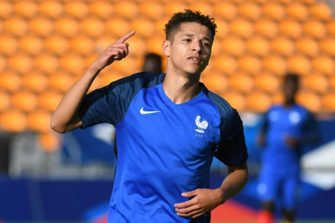 Choix du Maroc au détriment de la France,Amine Harit livre ses raisons Amine Harit, joueur de football marocain, en pleine action sur le terrain.
