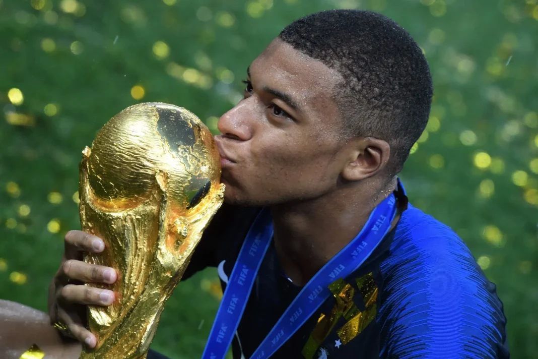 Coupe du monde 2018 : Kylian Mbappe fait un aveu qui laisse sans voix Kylian Mbappe embrassant la Coupe du Monde 2018 en célébration.