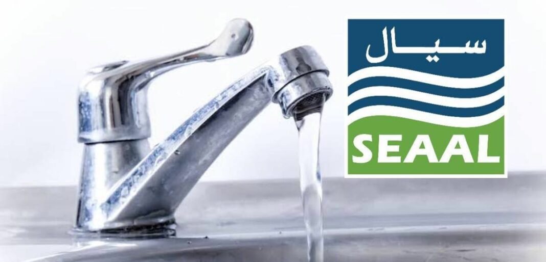 Coupure d’eau le 30 juin 2025 : quand les vieux démons hantent la SEAAL Robinet qui fuit avec logo SEAAL, distribution d'eau à Alger.