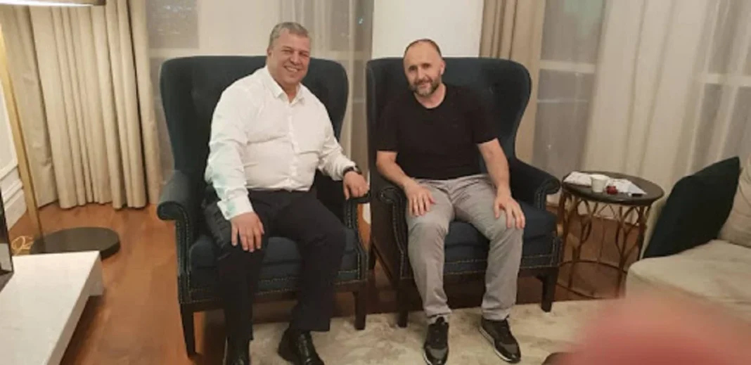 Élimination des Verts de la CAN 2023 : Charaf-Eddine se prononce Deux hommes assis dans un salon, discutant.
