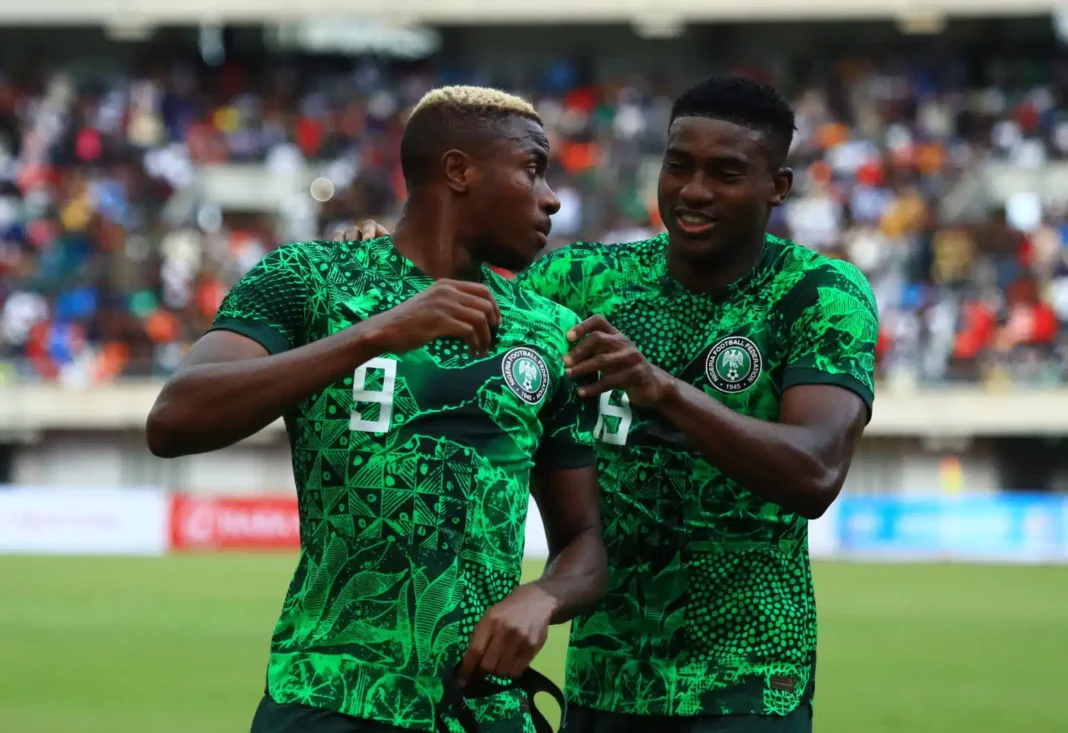 Ça s’enchaine ! CAN 2023 : Le Nigeria perd un élément crucial à quelques jours de la compétition Deux joueurs nigérians en célébration lors d'un match de la CAN 2023.