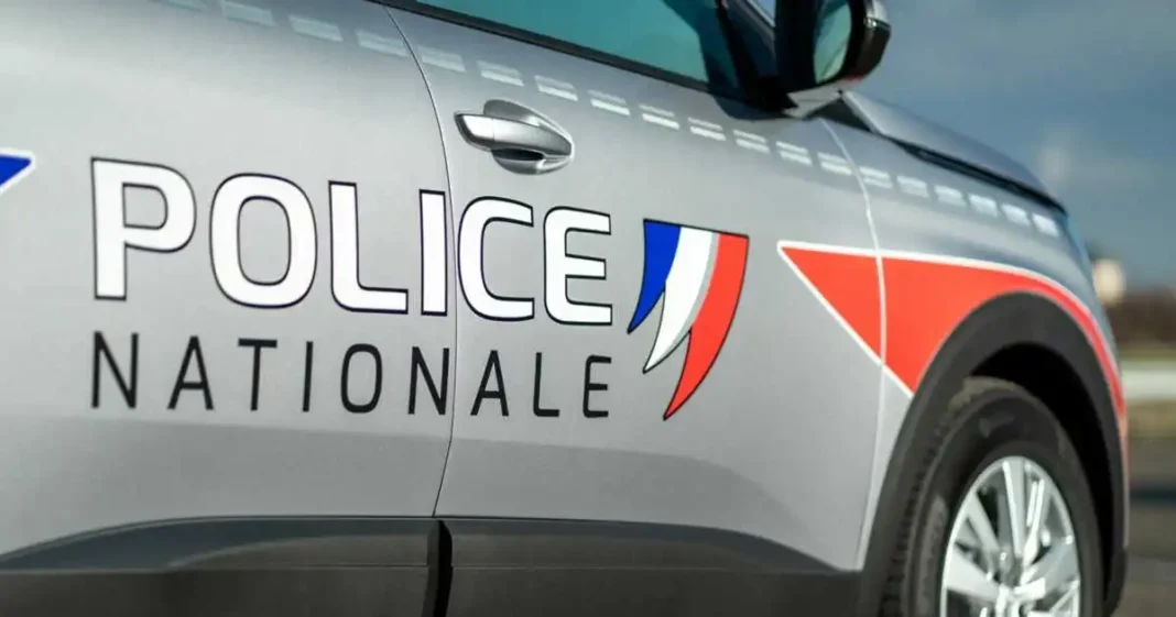 Voiture de police nationale avec logo et marquages français.