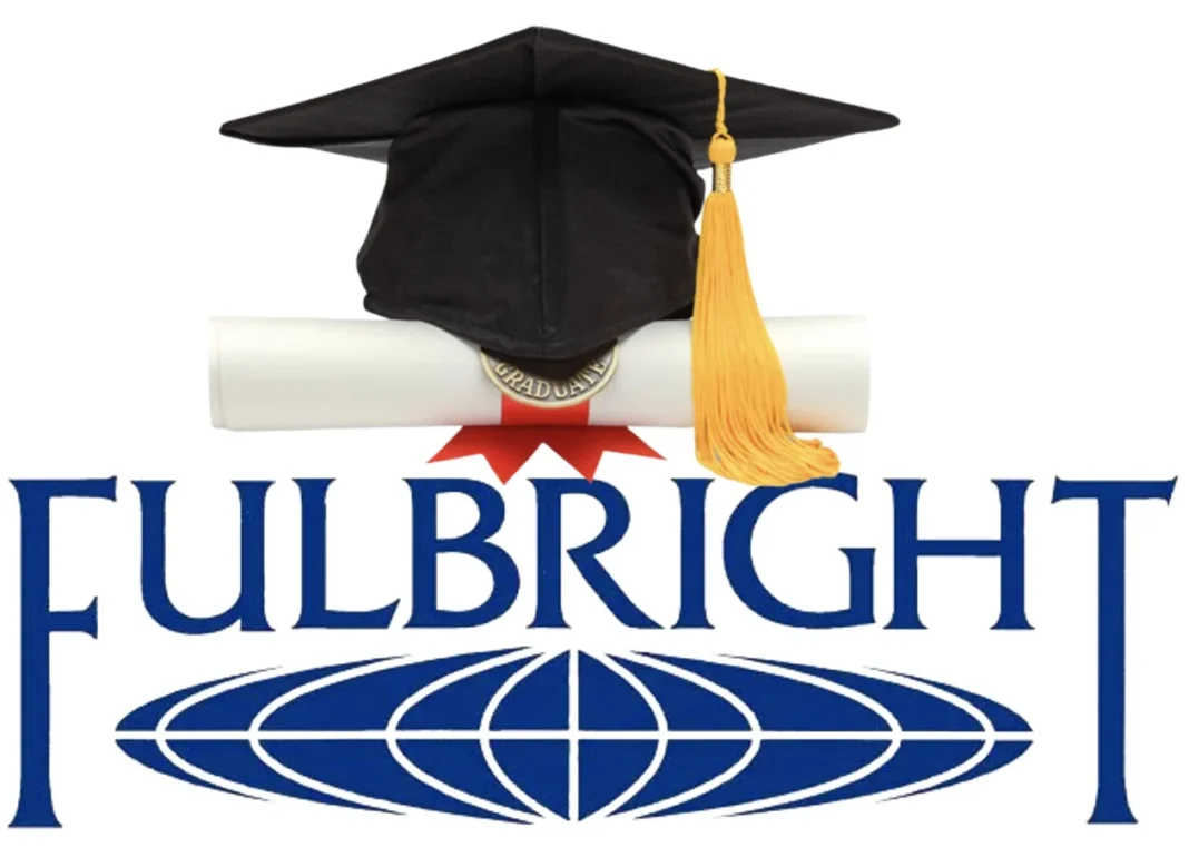 Bourse Fulbright TEA 2024 pour enseignants Logo Fulbright avec chapeau de diplômé et diplôme.
