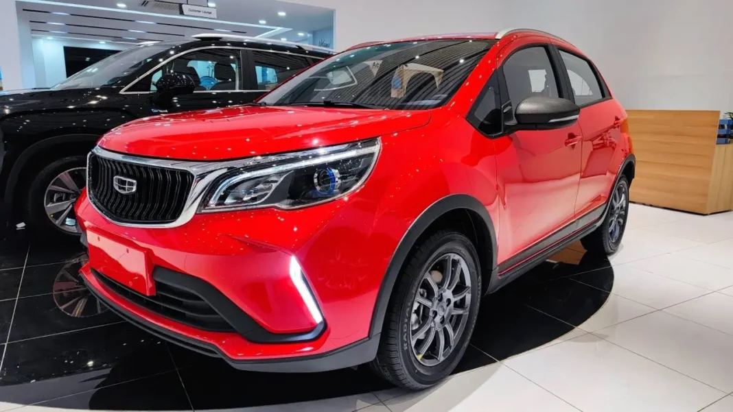 Geely Algérie : ouverture des commandes pour ses modèles de voitures, découvrez les prix Voiture Geely rouge exposée dans un showroom en Algérie.