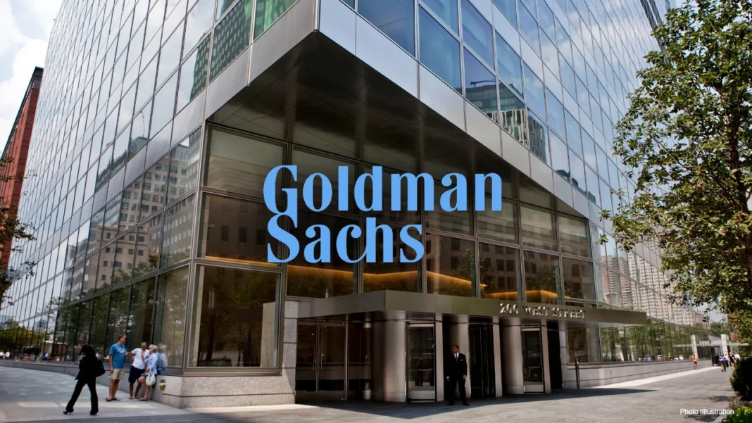 Goldman Sachs : 10 raisons d’optimisme pour l’économie américaine en 2024 Façade moderne de Goldman Sachs avec logo visible en ville.