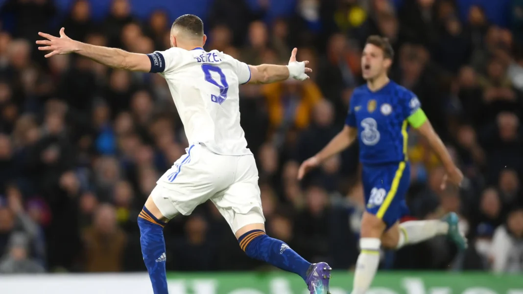 Karim Benzema à Chelsea? Les cartes se jouent très habilement Karim Benzema célèbre lors d'un match de football avec Chelsea.