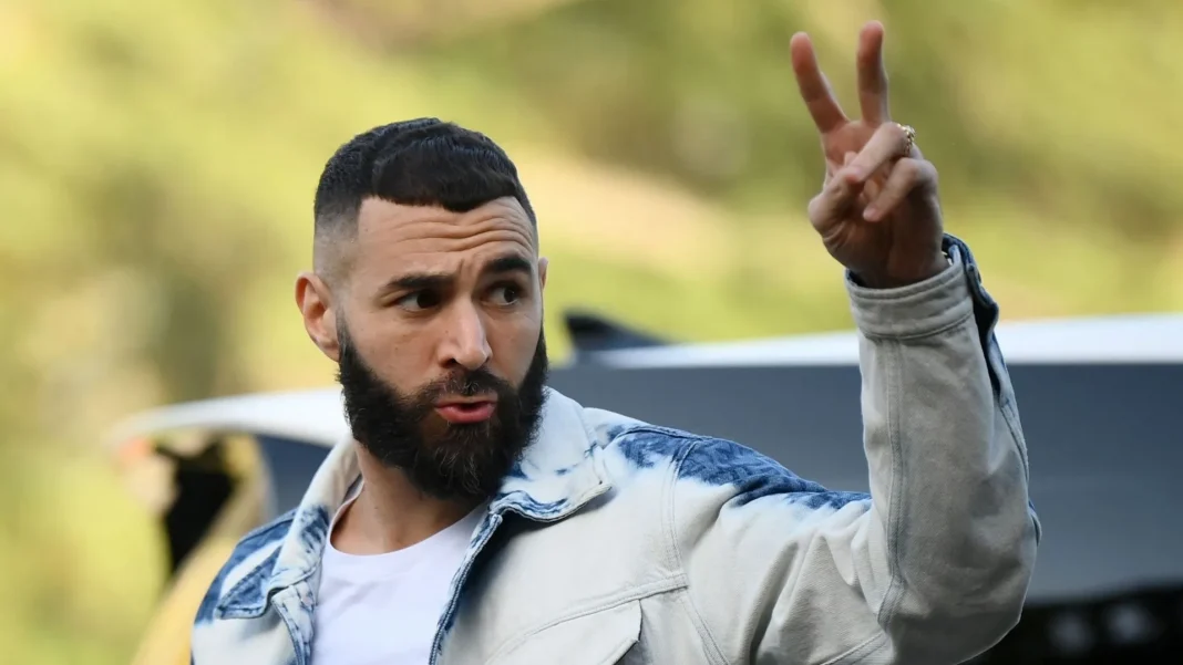 « C’est totalement faux! » Karim Benzema sort du silence et rétablit la vérité Karim Benzema faisant un signe de paix avec la main lors d'un entraînement.