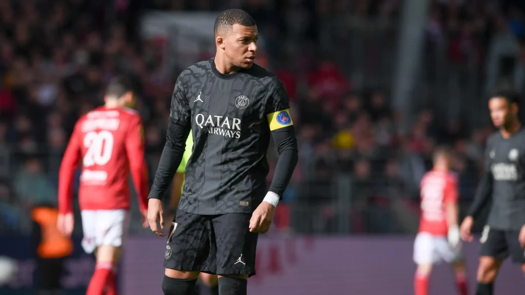 PSG vs Brest : Kylian Mbappé, pas du tout dans son match. Un résultat mitigé qui fait parler Kylian Mbappé sur le terrain lors du match PSG vs Brest, expression concentrée.