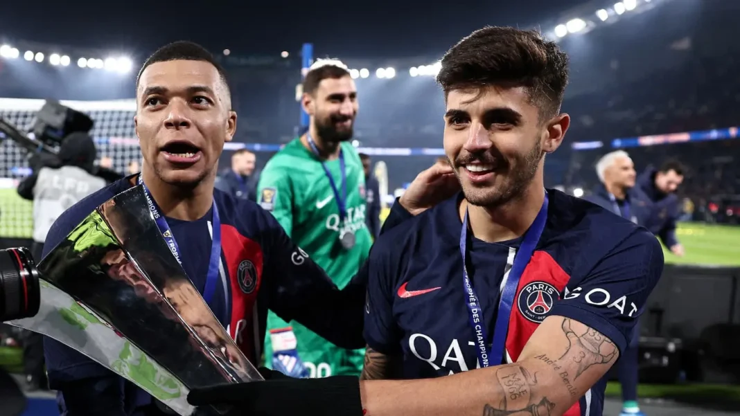 Kylian Mbappe réclame un trophée à Marquinhos, la toile surprise de la réaction du Bondynois Kylian Mbappe réclame un trophée à Marquinhos lors d'une célébration.