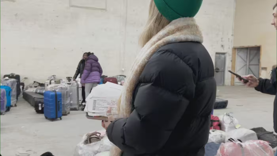 Royal Air Maroc : Saga des valises égarées à Montréal, Aéroports de Montréal convoque la compagnie Passagers avec valises à l'aéroport de Montréal.