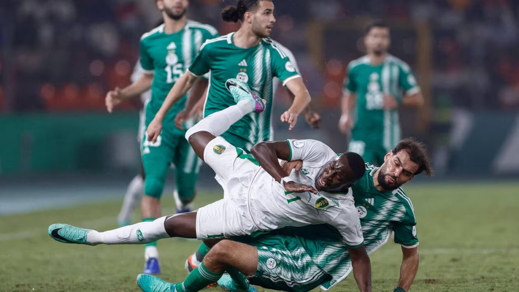 CAN 2024 : Grosse surprise et désillusion Totale – L’Algérie éliminée au Premier tour par une Mauritanie Historique Joueur algérien en action lors du match contre la Mauritanie.