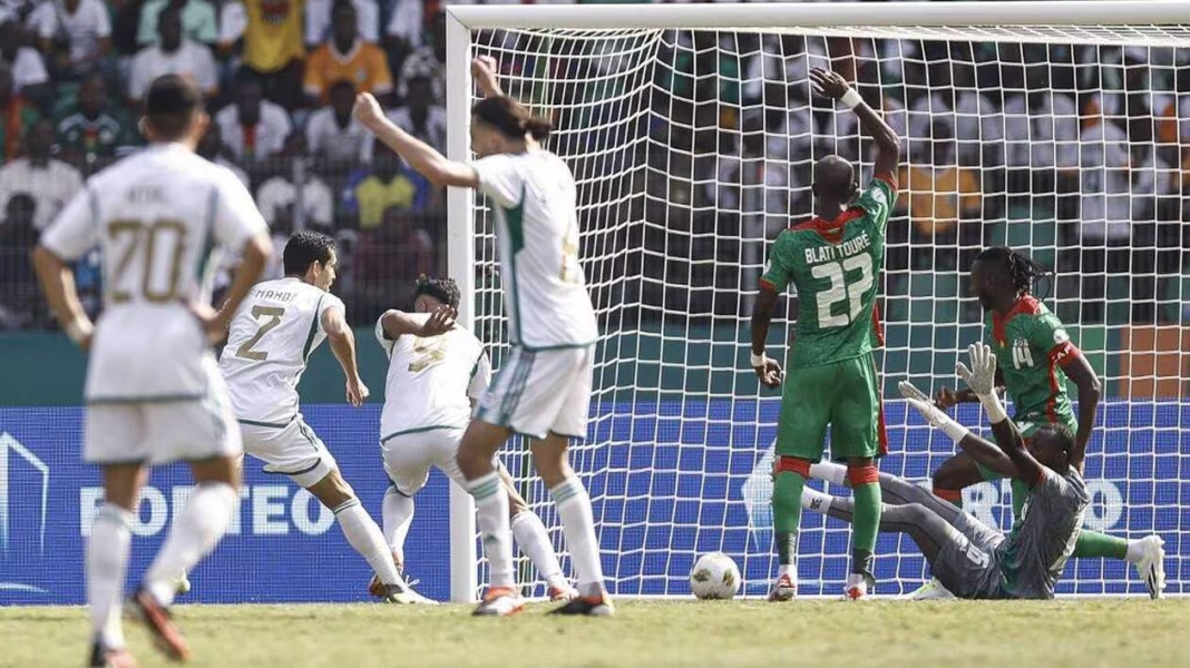 CAN 2024 : L’Algérie arrache le nul face au Burkina Faso, mais reste en danger Joueur algérien marque un but lors du match contre Burkina Faso.