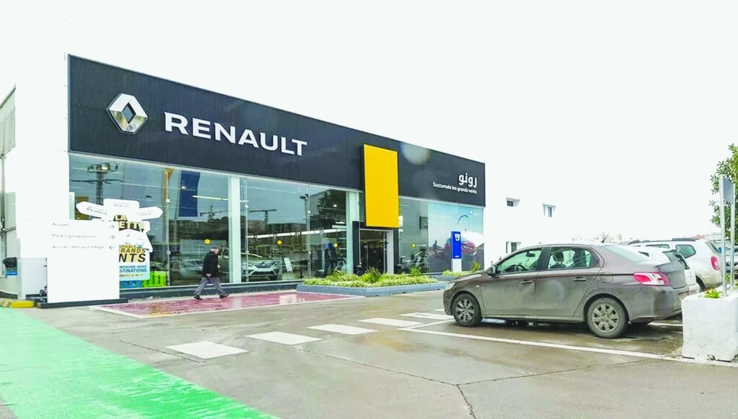 Vitrine d'un concessionnaire Renault en Algérie avec logo visible.