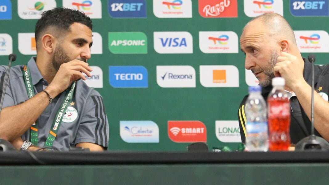 Mahrez et Belmadi en discussion lors d'une conférence de presse sportive.