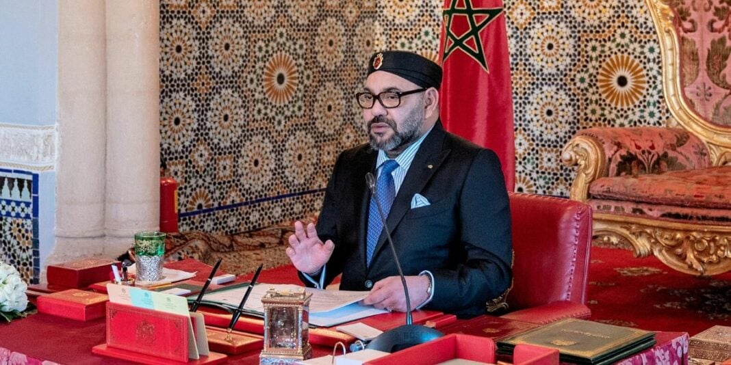 Palais de Zanzibar de Mohammed VI : un trésor Caché depuis 2017 Mohammed VI lors d'une réunion au Palais de Zanzibar, décor marocain traditionnel.