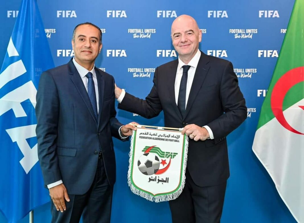 Gianni Infantino propose l’Algérie pour des compétitions internationales Deux hommes en costume lors d'une cérémonie FIFA en Algérie.
