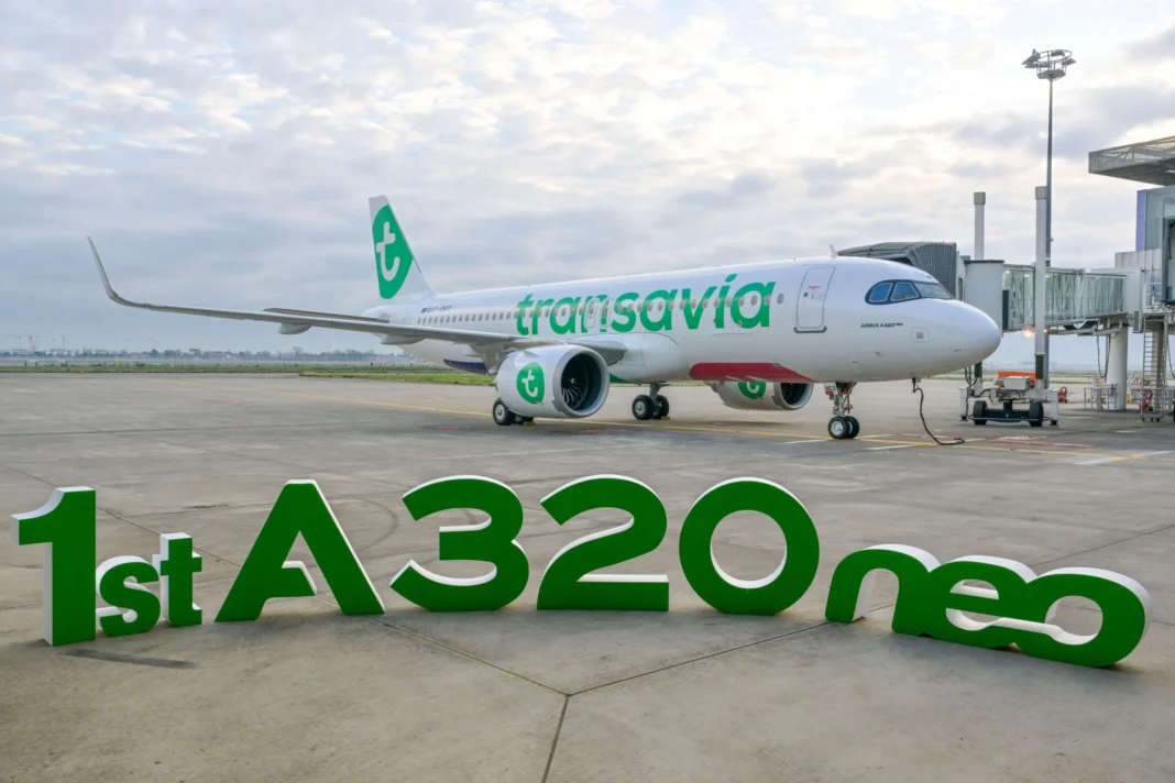 Orly en péril : Transavia craint un couvre-feu étendu et les low-costs retiennent leur souffle Transavia dévoile son premier Airbus A320neo à l'aéroport.