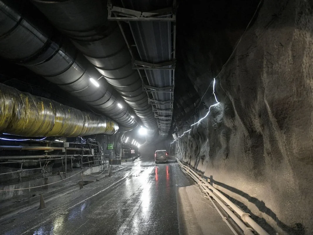 Orage avec éclairs dans un tunnel souterrain à Rabat.