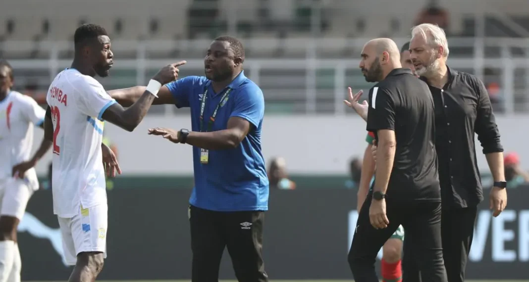 « c’est malhonnête », Walid Regragui répond cash à Mbemba Walid Regragui et Mbemba lors d'une rencontre sportive.