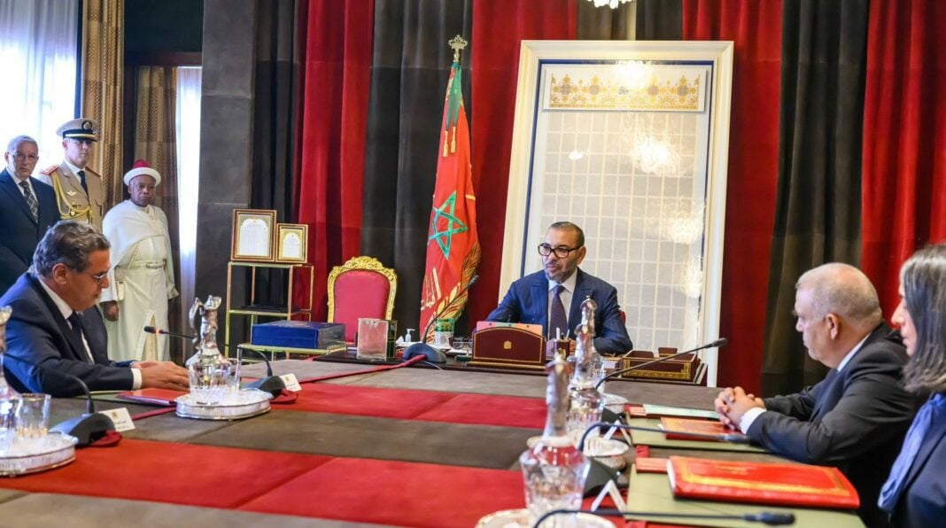 Le Roi Mohammed VI, Architecte du Maroc Triomphant : Une Épopée de Progrès et d’Innovation Le Roi Mohammed VI lors d'une réunion officielle au Maroc.