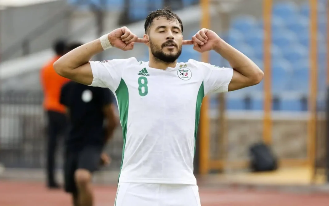 Youcef Belaili fait face à des sanctions suite à ses récentes actions controversées Youcef Belaïli, joueur algérien, lors d'un match de CAN 2023.