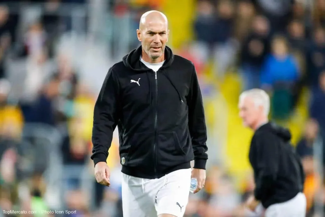 Zidane lors d'un déplacement sportif, portant un sweat Puma noir.