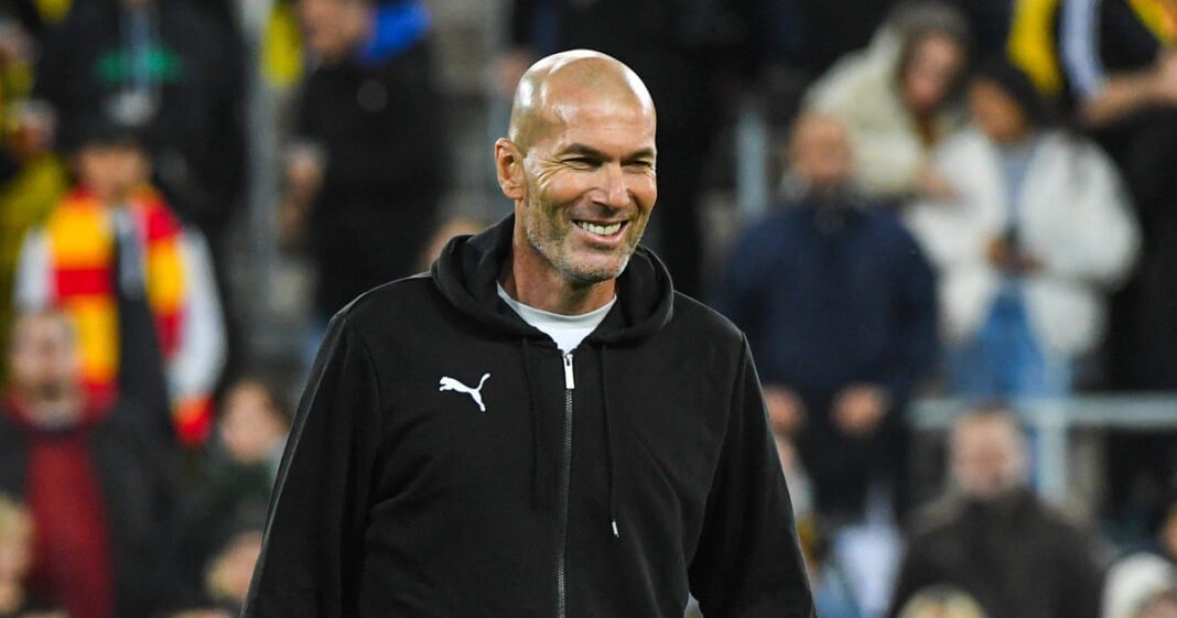 Zinédine Zidane à la tête des Fennecs ? Un rêve possible selon un journaliste Zinedine Zidane souriant lors d'un événement sportif.